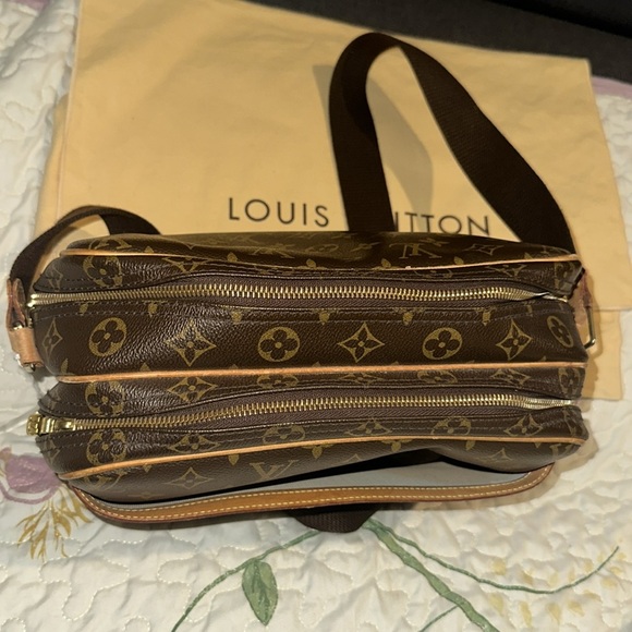 Louis Vuitton Brown Monogram Messenger Bag
Reporter. - Picture 14 of 14